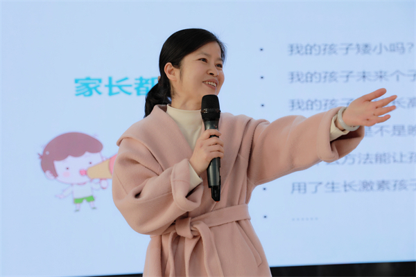 常德市婦幼保健院兒童保健科主任劉暉作生長(zhǎng)發(fā)育科普講座